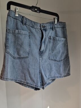 Kensie Light Wash Denim Shorts